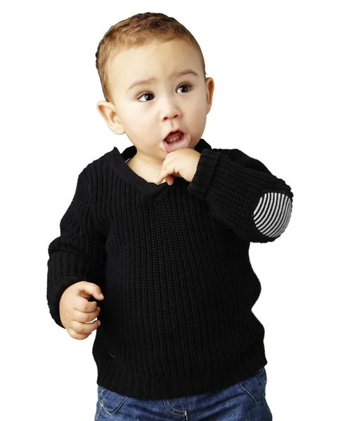 Porträt eines bezaubernden, nachdenklichen Kindes vor weißem Hintergrund — Stockfoto