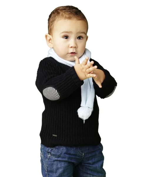 Портрет очаровательного ребенка, хлопающего в ладоши на белом фоне — стоковое фото
