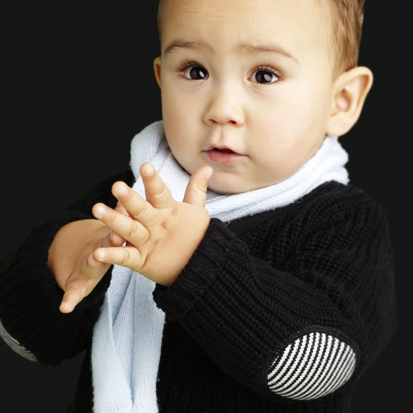 Retrato de criança adorável batendo palmas contra um fundo preto — Fotografia de Stock