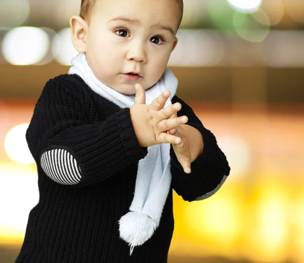 Porträt eines entzückenden Kindes, das auf abstraktem Hintergrund klatscht — Stockfoto