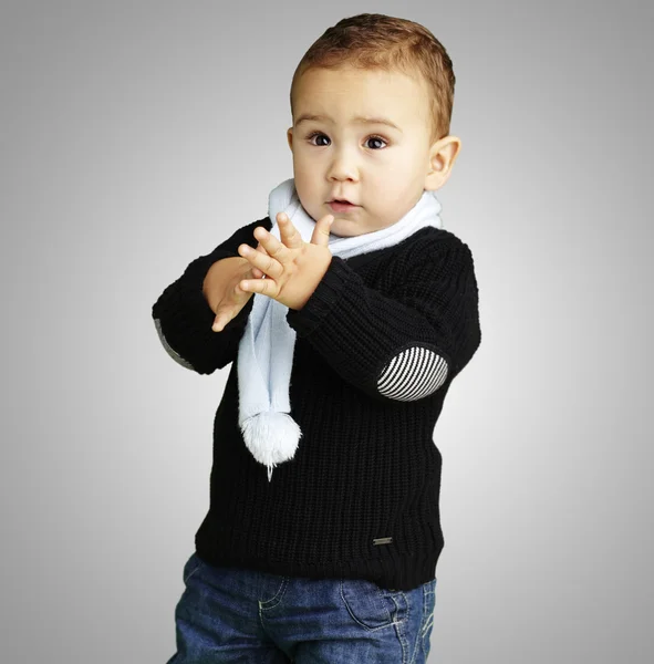 Portrét rozkošný dítě tleská šedé pozadí — Stock fotografie