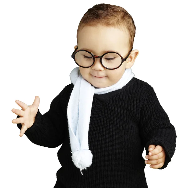 Portret dziecko patrząc w dół przed biały bac w okularach — Zdjęcie stockowe