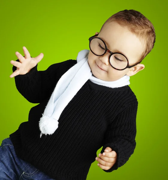 Portrét, dítě nosit brýle při pohledu dolů proti zelené bac — Stock fotografie