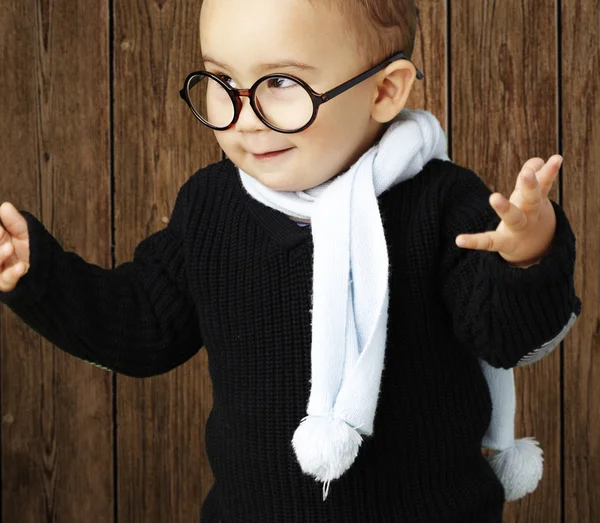 肖像的可爱的孩子，戴着眼镜手势的怀疑 — 图库照片