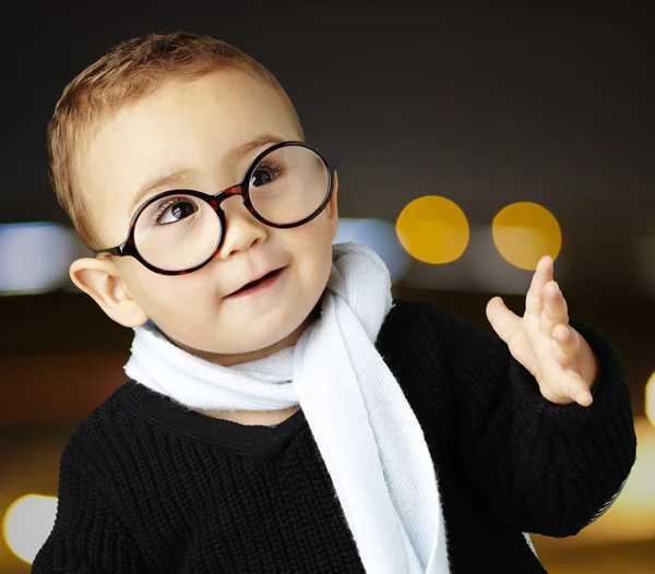 Porträtt av bedårande kid bär glasögon gestikulerande tvivel på city — Stockfoto
