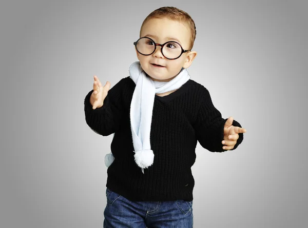 Portret van schattige jongen gebaren twijfel tegen een grijze CHTERGRO — Stockfoto