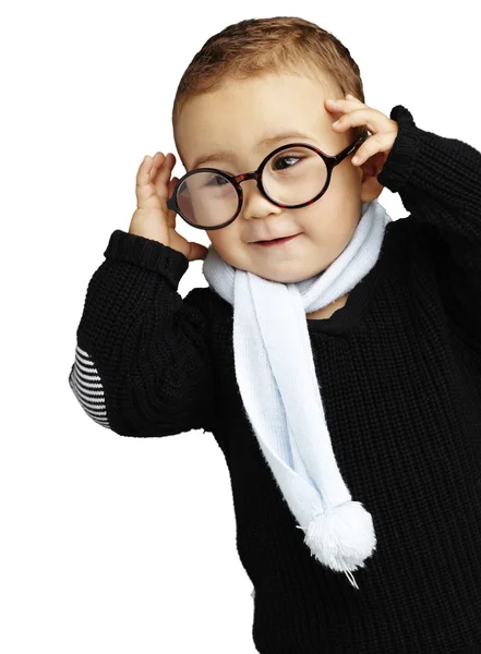 Portret śmieszne dziecko trzyma jego okulary przeciw biały backg — Zdjęcie stockowe