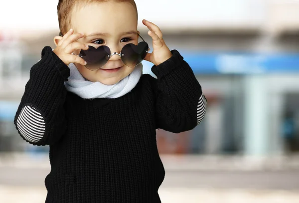 Portrait of funny kid wearing heart sunglasses at street — Stock Photo, Image