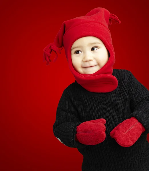 Retrato de uma criança adorável sorrindo usando roupas de inverno — Fotografia de Stock