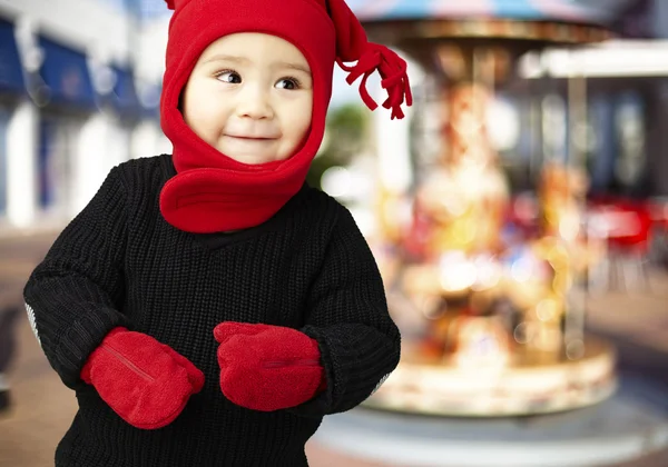 Porträtt av en bedårande barn leende bär vinterkläder — Stockfoto