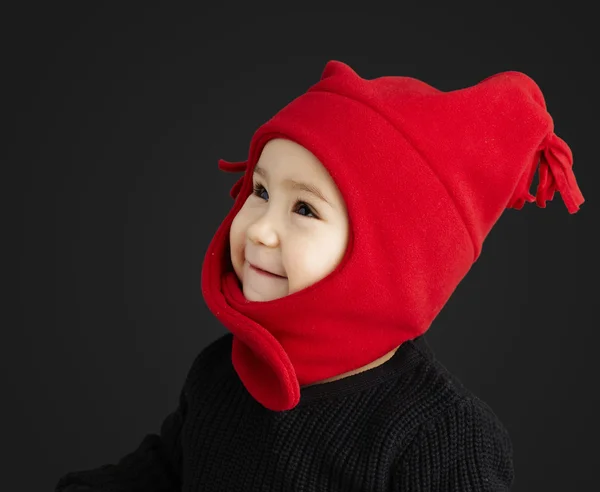 Retrato de un niño adorable sonriendo con ropa de invierno —  Fotos de Stock