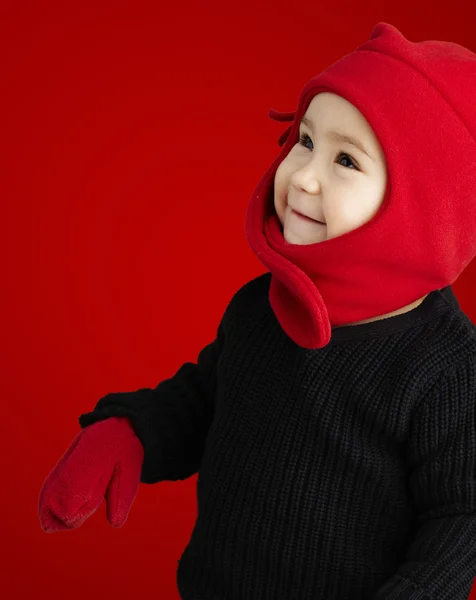 Portrait of an adorable kid smiling wearing winter clothes — Stock Photo, Image