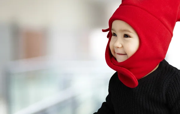 Retrato de uma criança adorável sorrindo usando roupas de inverno — Fotografia de Stock