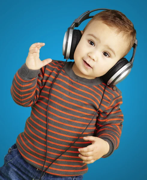 Porträtt av bedårande kid med hörlurar lyssna musik Mo — Stockfoto
