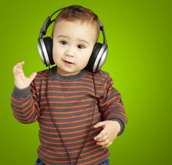 Retrato de criança adorável com fones de ouvido ouvindo música agai — Fotografia de Stock