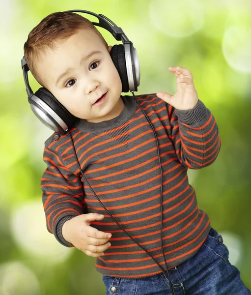 Portret adorable kid z słuchawki słuchać muzyki w p — Zdjęcie stockowe