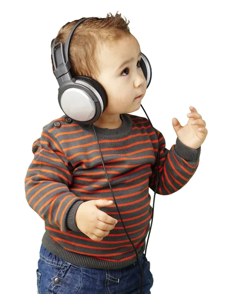 Müzik agai dinlerken kulaklık ile sevimli çocuk portresi — Stok fotoğraf