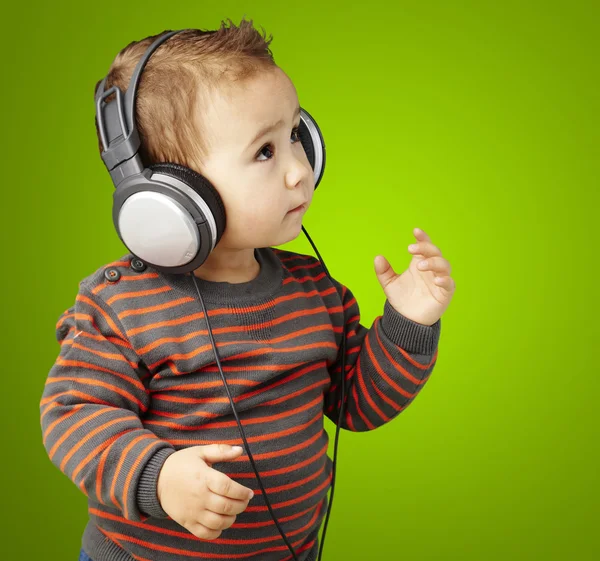 Portret van schattige jongen met koptelefoon luisteren naar muziek agai — Stockfoto