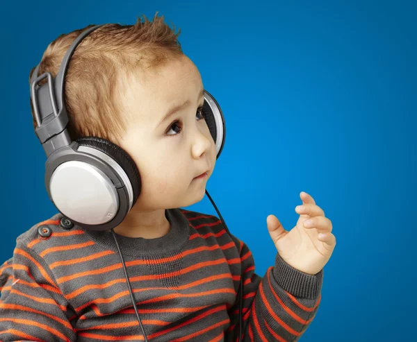 Portret adorable kid z słuchawki słuchać muzyki agai — Zdjęcie stockowe