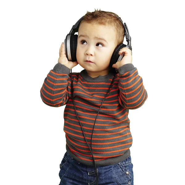 Πορτρέτο του ένα όμορφο παιδί ακούγοντας μουσική κοιτώντας ψηλά πάνω από τον wh — Φωτογραφία Αρχείου