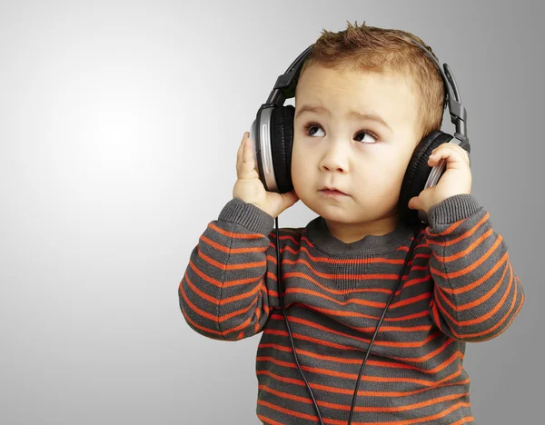 Πορτρέτο του ένα όμορφο παιδί ακούγοντας μουσική κοιτώντας ψηλά πάνω από gr — Φωτογραφία Αρχείου