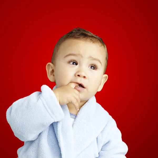 Retrato de un niño adorable con el dedo en la boca usando — Foto de Stock