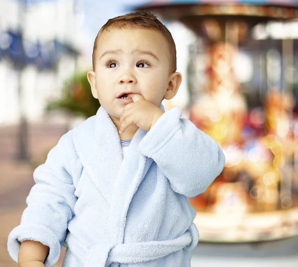 Içinde onun ağız giyen parmak ile sevimli bebek portresi — Stok fotoğraf