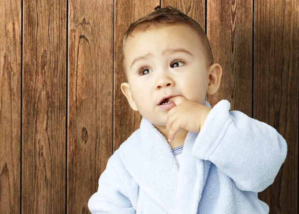 Porträt eines entzückenden Säuglings mit dem Finger im Mund — Stockfoto