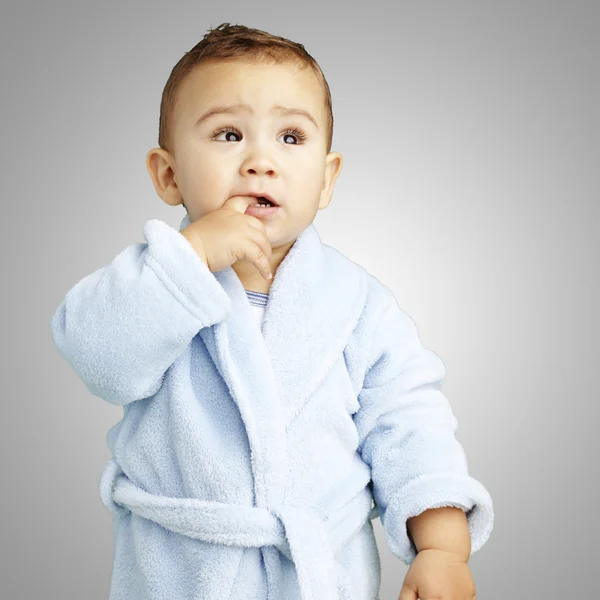 Porträtt av bedårande spädbarn med fingret i hans mun bär — Stockfoto