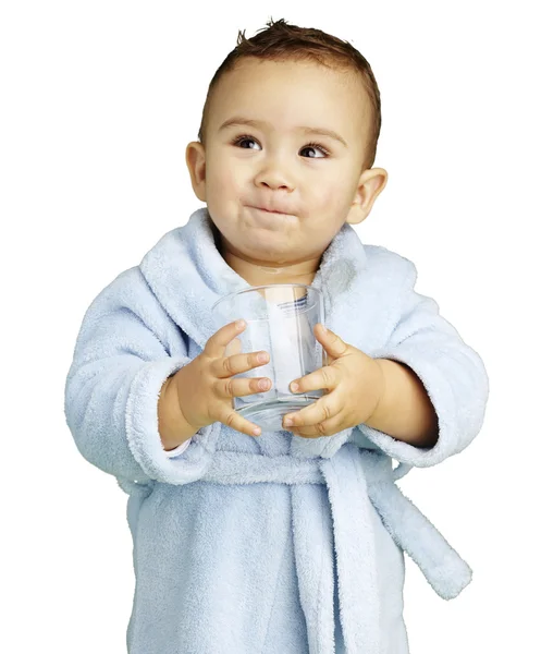 Retrato de un niño adorable con albornoz azul sosteniendo un vaso o — Foto de Stock