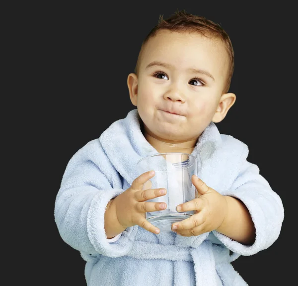 Ritratto di bambino adorabile con accappatoio blu che tiene un bicchiere o — Foto Stock