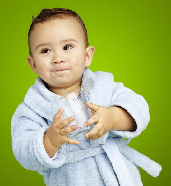 Porträt eines entzückenden Säuglings mit blauem Bademantel, der ein Glas O — Stockfoto