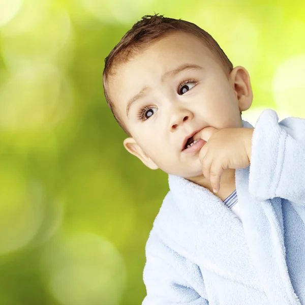 Porträtt av bedårande spädbarn med fingret i hans mun bär — Stockfoto