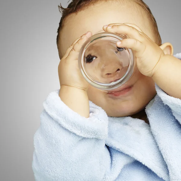 Retrato de bebê adorável com roupão de banho azul água potável ov — Fotografia de Stock