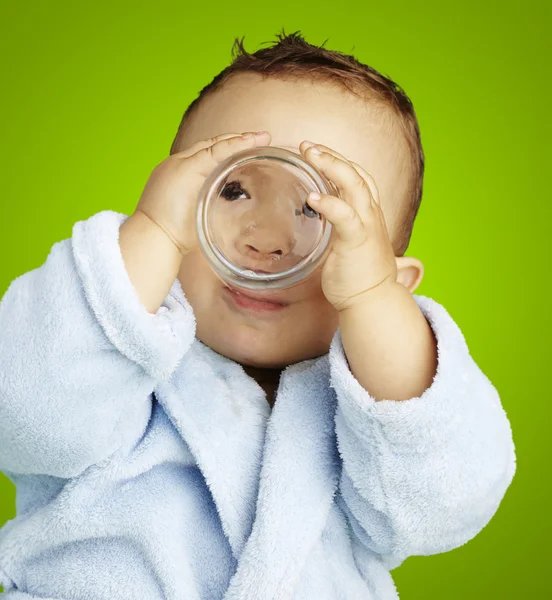 Porträtt av bedårande spädbarn med blå badrock dricksvatten ov — Stockfoto
