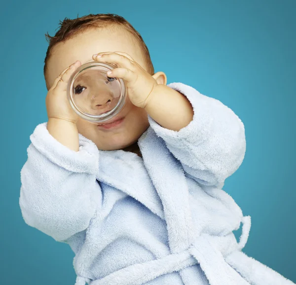 Retrato de bebé adorable con albornoz azul agua potable ov — Foto de Stock