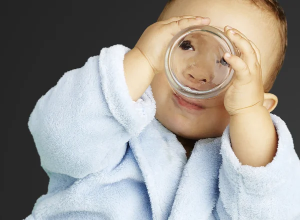 Retrato de bebê adorável com roupão de banho azul água potável ov — Fotografia de Stock