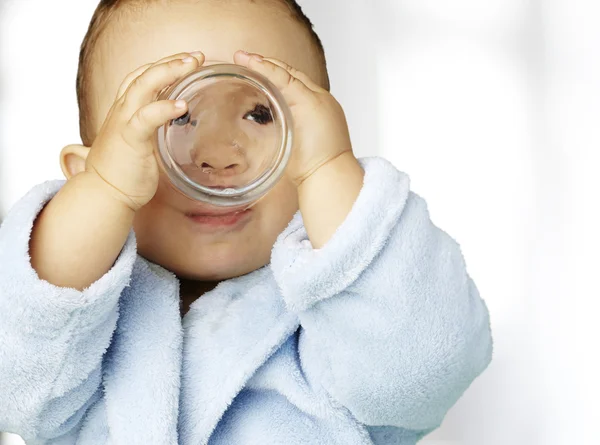 Retrato de bebé adorable con agua potable de albornoz azul en — Foto de Stock