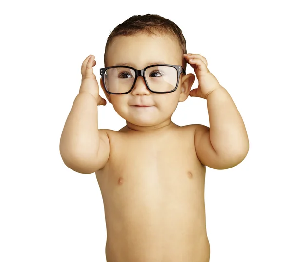 Портрет смешного ребенка без рубашки в очках поверх белого рюкзака — стоковое фото