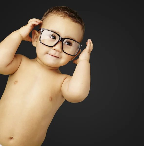 Porträtt av funny kid bar överkropp bär glasögon över svart backg — Stockfoto