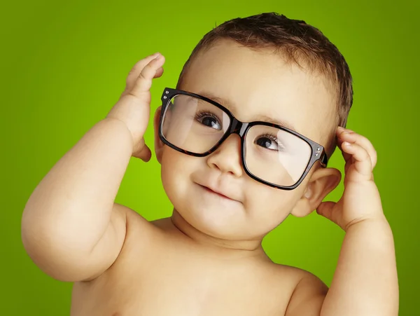 Retrato de niño divertido sin camisa con gafas sobre respaldo verde — Foto de Stock