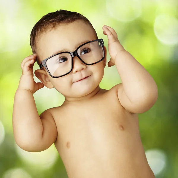 Portret przystojny śmieszne dziecko noszenie okularów w parku — Zdjęcie stockowe
