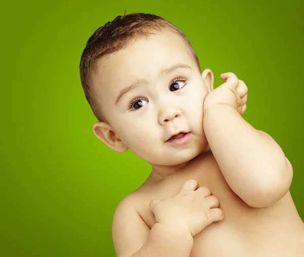 Ritratto di adorabile bambino in posa su sfondo verde — Foto Stock