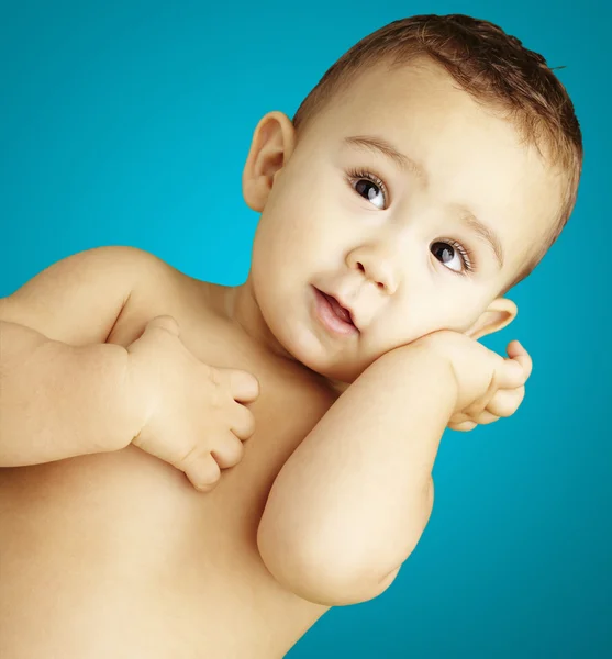 Ritratto di adorabile bambino in posa su sfondo blu — Foto Stock