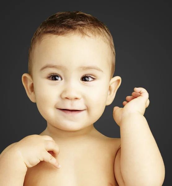 Портрет счастливого ребенка без рубашки улыбается и позирует над черным ba — стоковое фото
