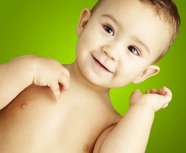 Retrato de niño feliz sin camisa sonriendo y posando sobre ba verde —  Fotos de Stock