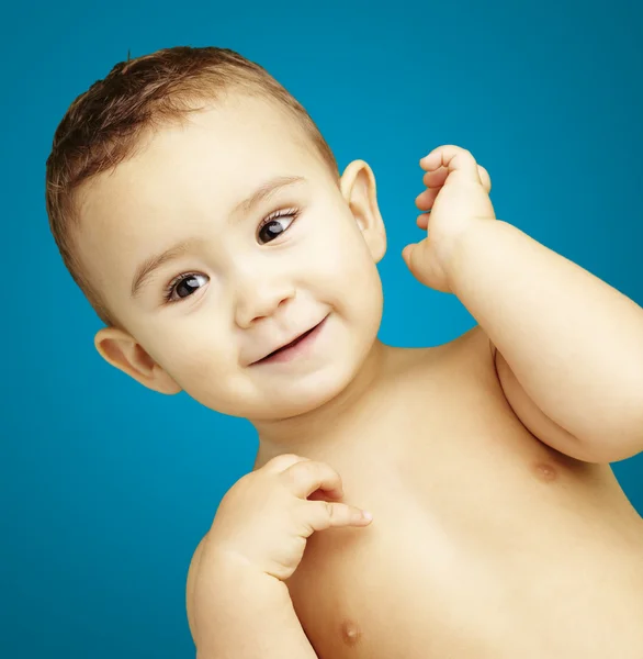 Retrato de niño feliz sin camisa sonriendo y posando sobre bac azul —  Fotos de Stock