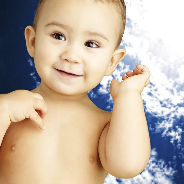 Ritratto di bambino felice senza maglietta sorridente e in posa con una nuvola — Foto Stock