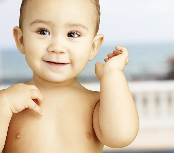 Portrait of happy kid shirtless smiling and posing near the shor — Stock Photo, Image