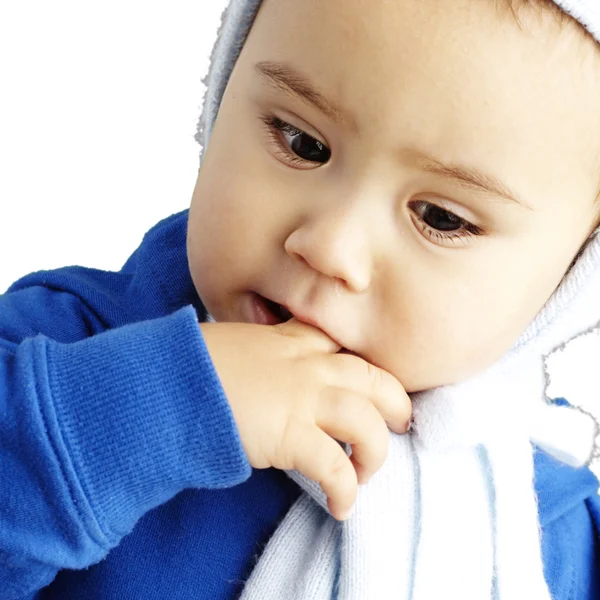 Портрет серьезного ребенка, думающего с пальцем на губах — стоковое фото